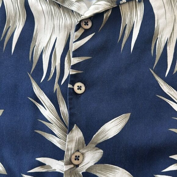 Tiki Classics Men’s Size L 100% Silk Hawaiian Button Up Shirt Navy Floral Casual - Picture 8 of 12